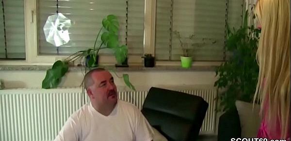 Stief-Vater fickt die junge Tochter wenn Alte auf Arbeit ist